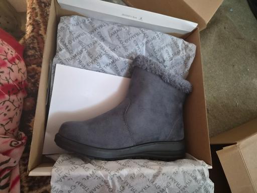  — ladies boots size 4