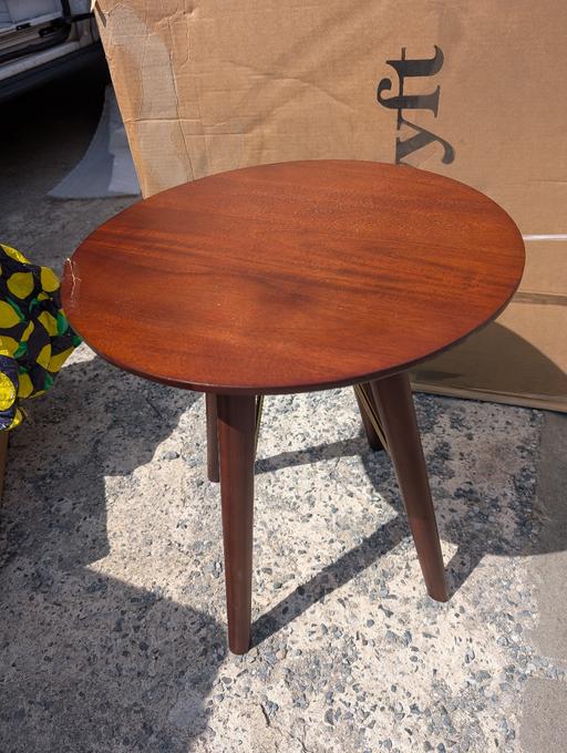  — new but damaged swyft side table
