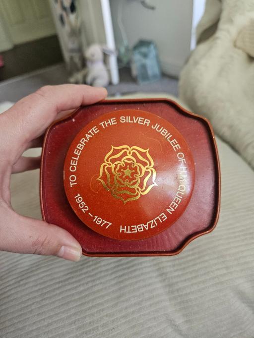  — royal family vintage tins