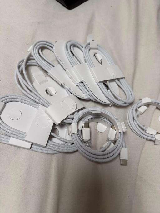  — iPhone cables and plugs original