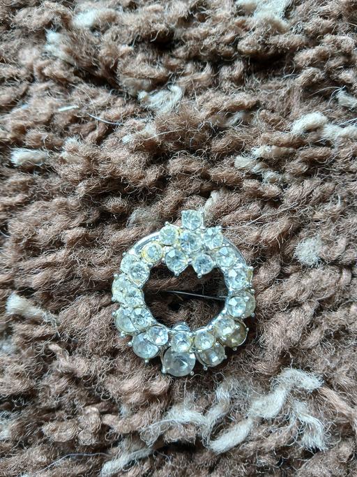  — vintage brooches