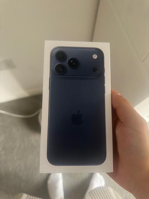  — iPhone 17 Pro Max - Blue - 256GB