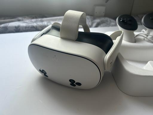  — Meta Quest 3S | With Controllers