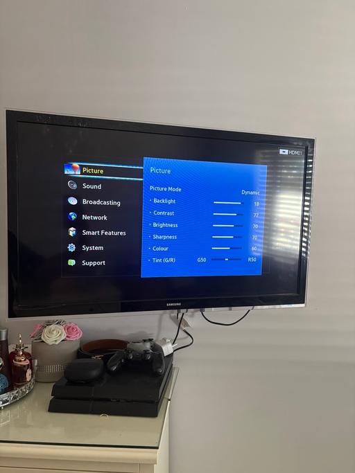 — 32 Inch Samsung Smart Tv & Swivel Wall Mount