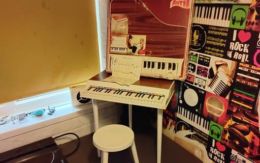  — vintage avril bontempi child's toy piano