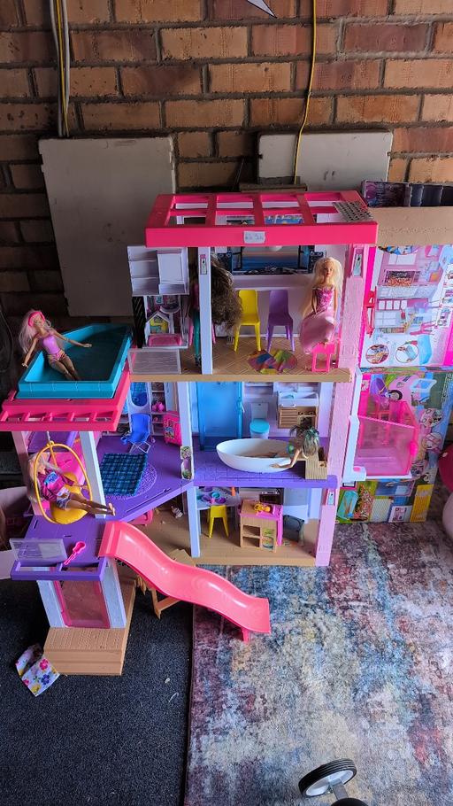  — Barbie dream house + Camper van