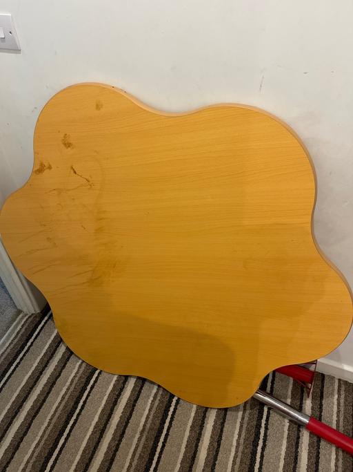  — Flower shaped school table