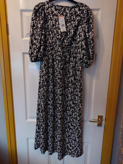  — Women's black/white long dress size 4-6