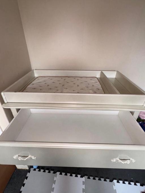  — Baby changing/ chest of drawers unit