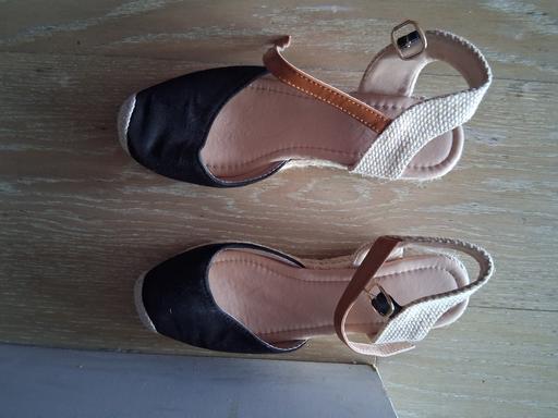  — Women's Wedges size 5