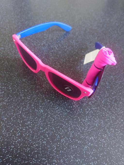  — Women's pink/navy sunglasses with case