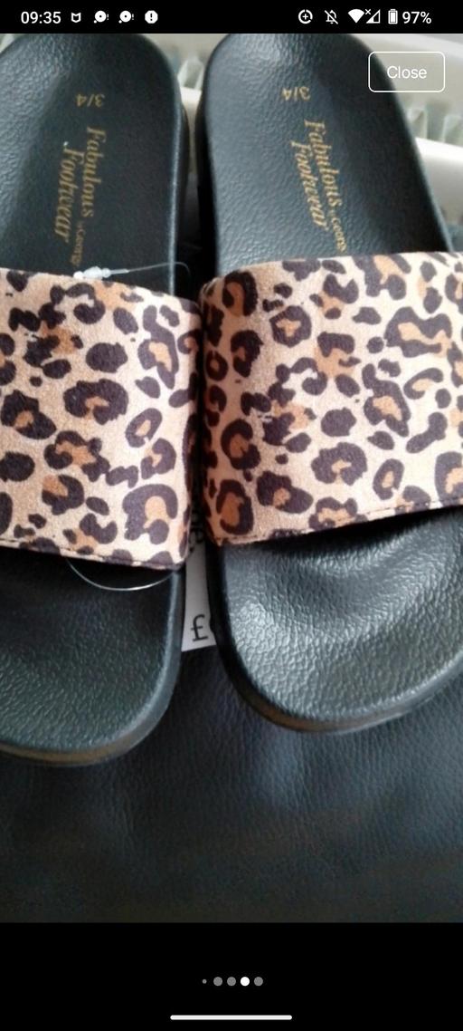  — women sliders size 3