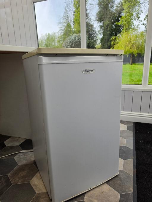  — Fridge with ice compartment