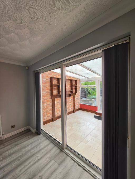  — Glass doors partition