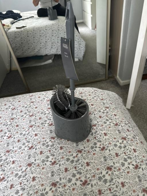  — Toilet brush