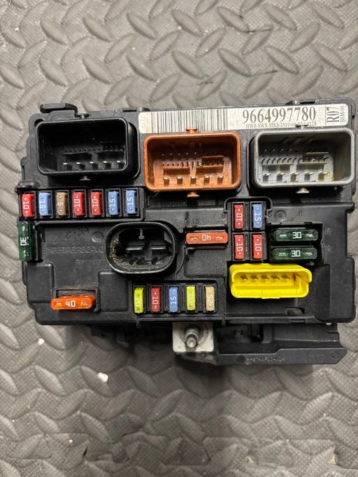  — Peugeot/Citroen under bonnet fuse box