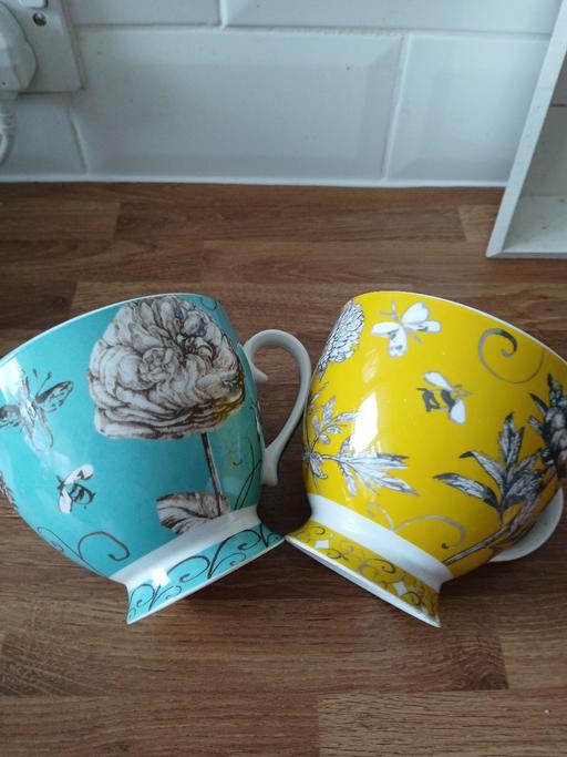  — MUGS PAID£4 EA NEW PRETTY 2 BEE ONES 1 TULIP