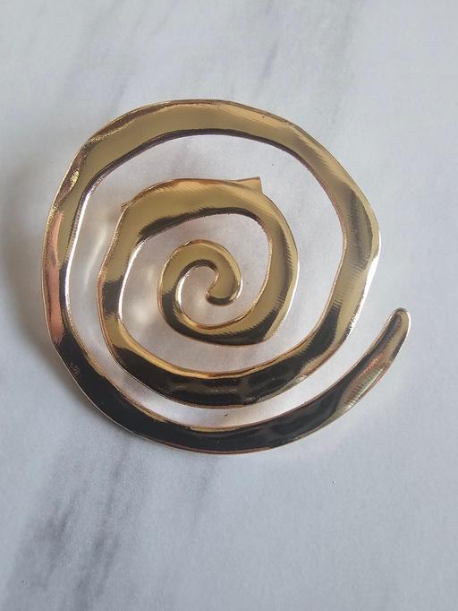  — brooch swirl