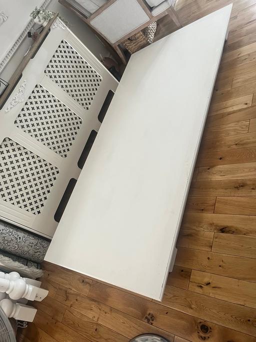  — White dining table