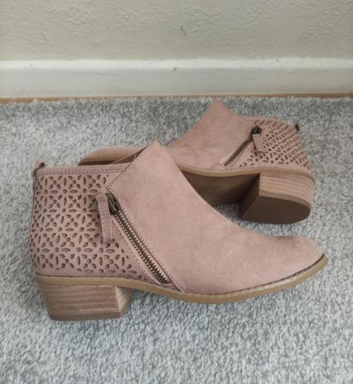  — Ladies shoes