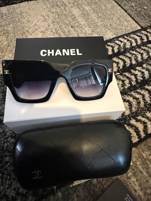  — Ladies sunglasses