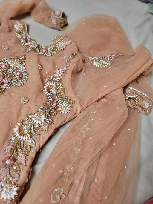  — women wedding heavy clothes