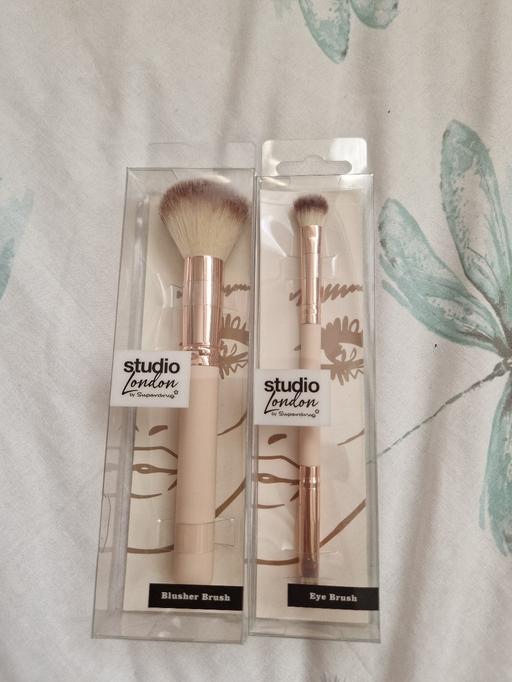  — bn 2 x Studio London make up brushes