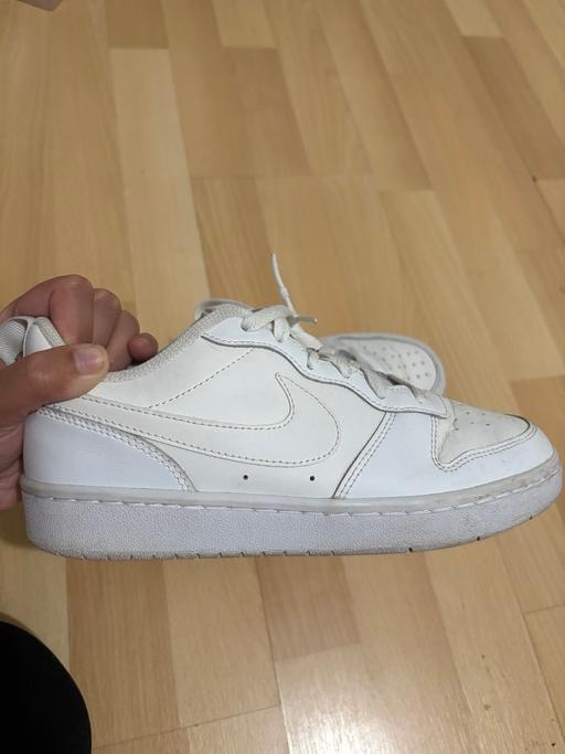  — White Nike trainers size 5