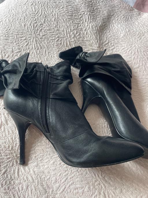  — Leather now boots suze6