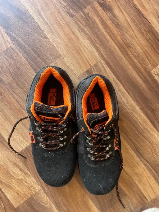  — Men’s/boys size 6. Walking boots