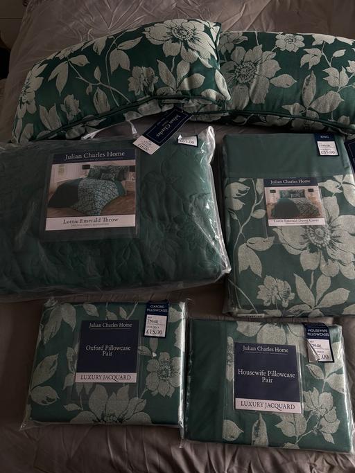  — Duvet, pillow cases, 2 cushions, sham