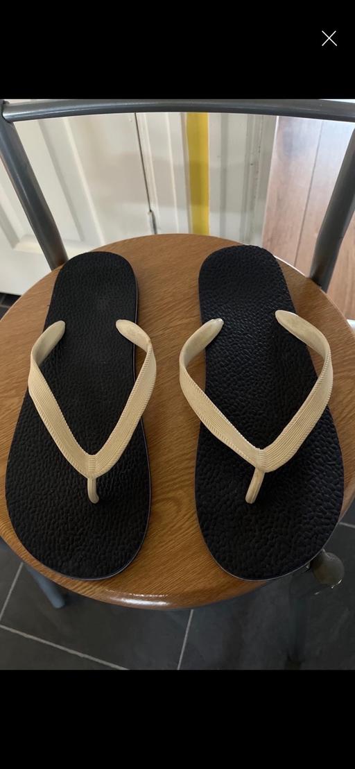  — Men’s Flip Flops Size 12
