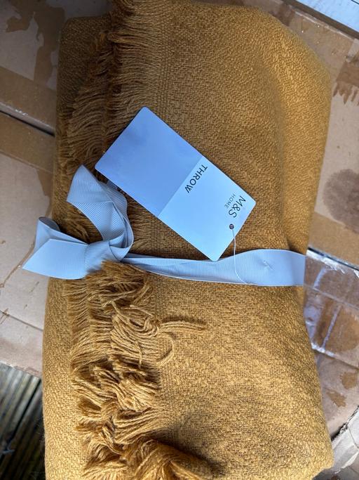  — Mustard throw Bnwt