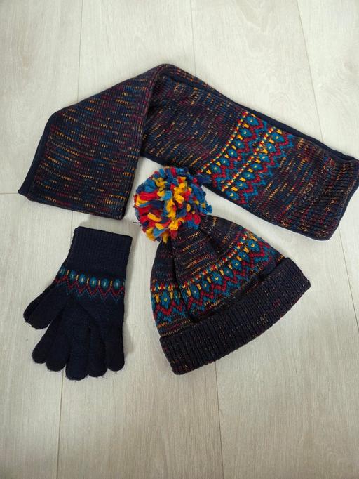  — Age 4-6 boys winter hat, scarf and gloves set