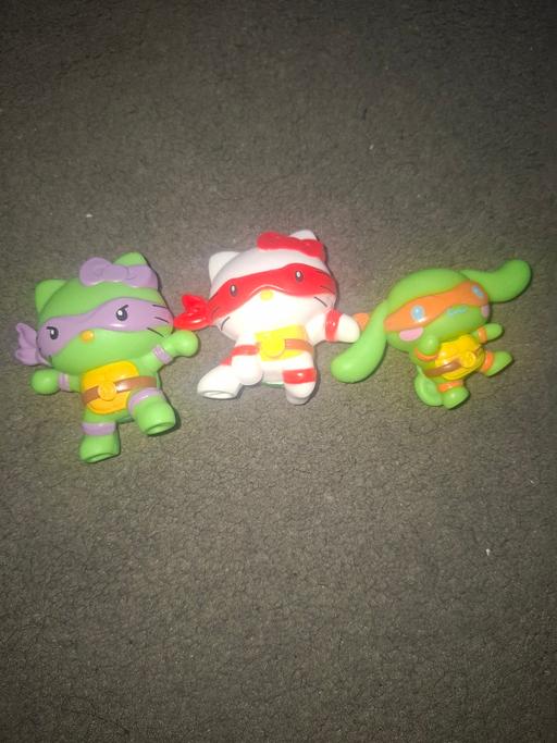  — 3 hello kitty figures