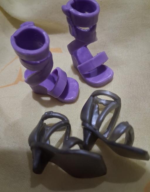  — (boxy) 2 pairs of doll size shoes