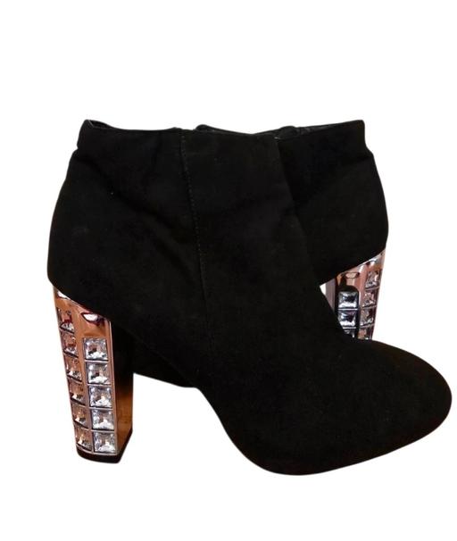  — new look women's black suede zip up block