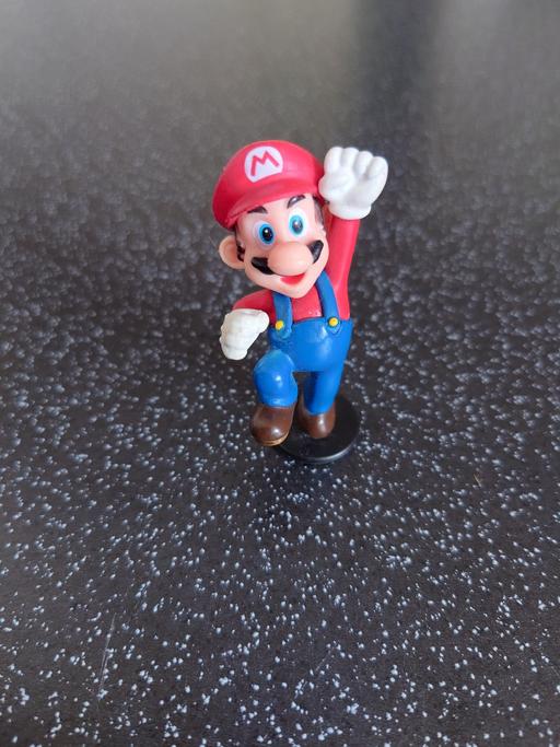  — Small Nintendo mario figure
