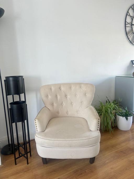  — Armchair