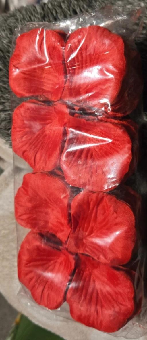  — 2100 rose petals