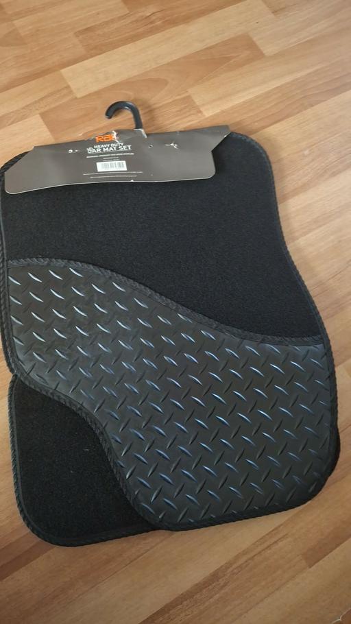  — bnwt. car mat set