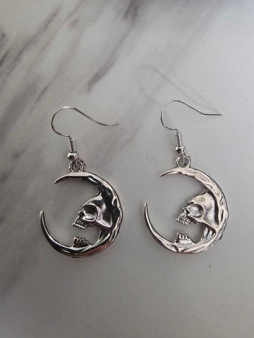  — earrings gothic skull for pierced ears