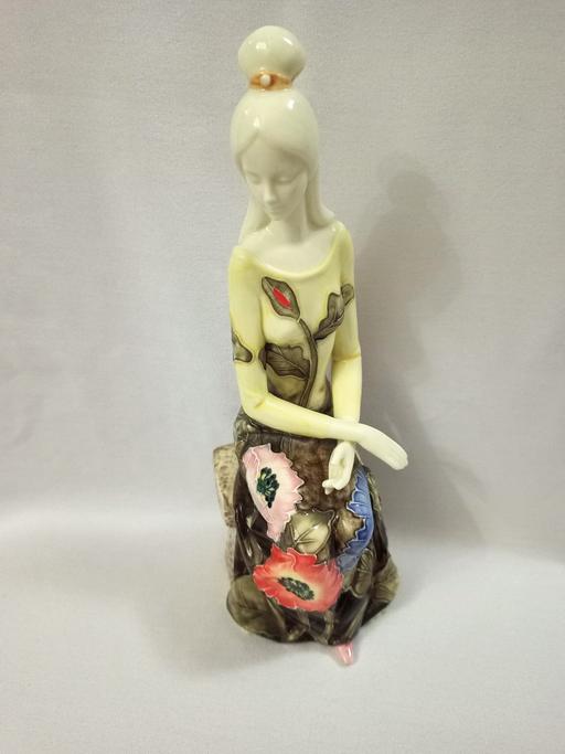  — OLD TUPTON WARE SITTING LADY FIGURINE.