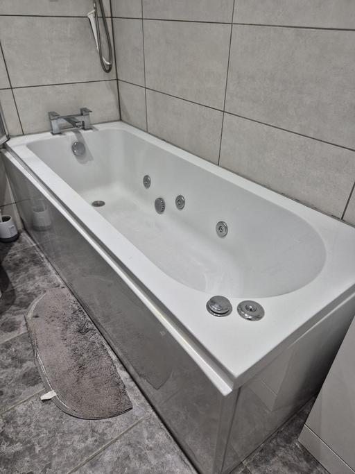  — Jacuzzi bathtub with 6 jets. 1500 by 700