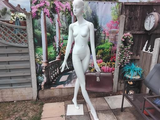  — mannequin full size female & stand schlappi ?