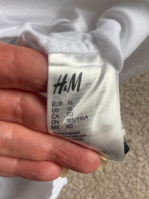  — H&M men’s shirt size extra large