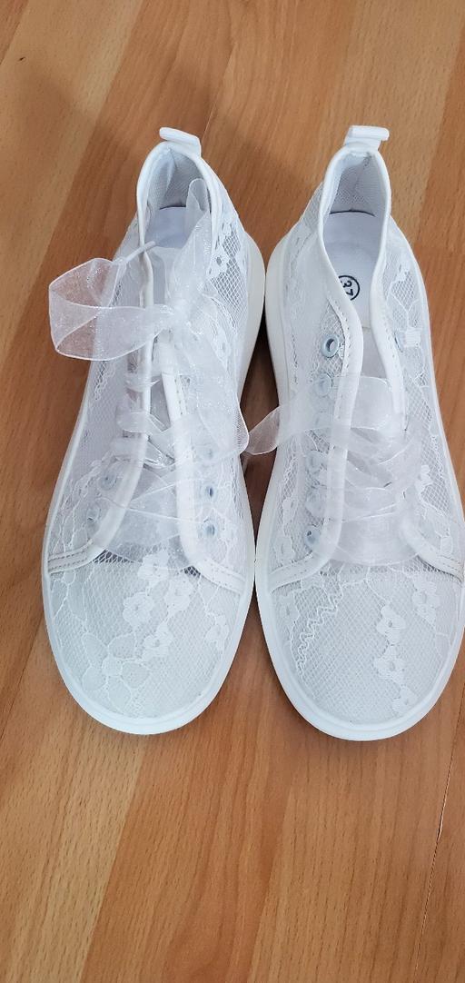  — Brand new lace trainers