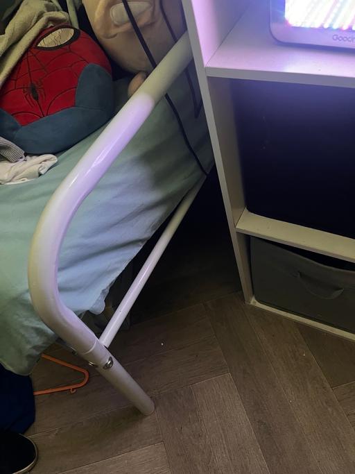  — Single bed