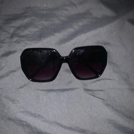  — Women’s stylish summer sunglasses