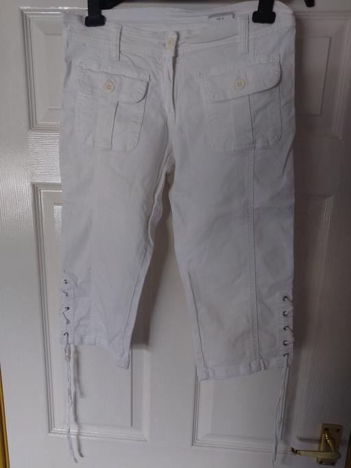  — Women's white cropped jeans size 12
